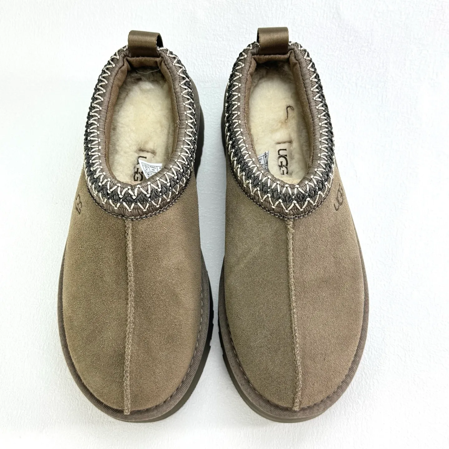 💰400 UGG Tats series thickened model Mule style toe-cap 5CM half slippers Ethnic style autumn and winter snow boots High-quality sheepskin and wool Integrated with high quality Warmth and heat sealing Made of TPU molded suede upper material Embedded with artificial curly wool plush lining and 10mm UGGPURE™ implanted wool lining and removable UGGPURE™ implanted wool insole Lightweight non-slip and comfortable rubber outsole with brand LOGO With complete packaging Official item number: 11225532722 Size: 35 36 37 38 39 40